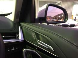 追い越し車線上を急接近してくる車両を認識してミラー内側に組み込まれたインジケータを点滅させドライバーに警告します。注意喚起に気づかず、ドライバーがそのまま車線を越えた場合には車線維持をサポートします。