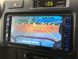 【バックカメラ】駐車時に後方がリアルタイム映像で確認できます。大型商業施設や立体駐車場での駐車時や、夜間のバック時に大活躍！運転スキルに関わらず、今や必須となった装備のひとつです！