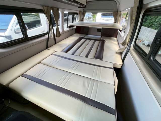 ベッドサイズ　ダイネット280cm×170cm　リア164cm×122cm　大人4名＋子供2名就寝可能！！