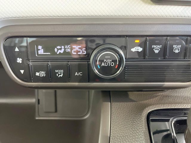 【オートエアコン】一度お好みの温度に設定すれば、車内の温度を検知し風量や温度を自動で調整。暑い…寒い…と何度もスイッチ操作をする必要はありません。快適な車内空間には必須の機能ですね♪