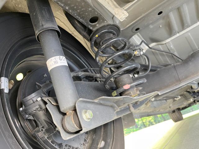 お車を安心してお乗りいただく為には、足回りの定期点検が欠かせません。サービスサポート（有償保証）では無料点検もご提供しており、安心のカーライフをお過ごしいただけるサポート体制が整っています。