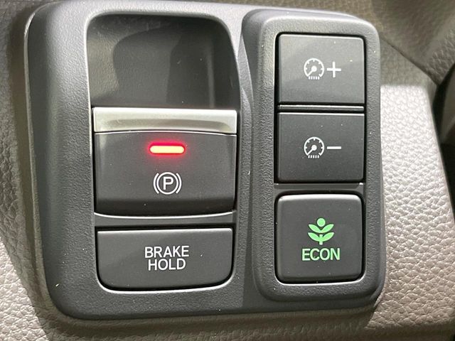 【電動パーキングブレーキ】パーキングブレーキは便利な電動式！ボタン一つで操作でき、アクセルを踏めば自動で解除されます♪レバーやペダルが無いので運転席廻りもすっきりしますね♪