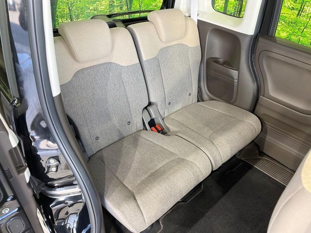 後部座席も気になるようなキズ・汚れやへたり等、大きなダメージはなく、良好な状態です。