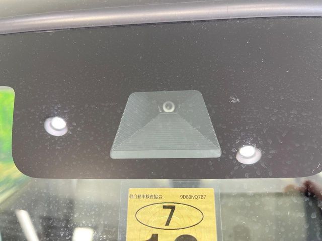 【ホンダセンシング】走行中に前方の車両等を認識し、衝突しそうな時は警報とブレーキで衝突回避と被害軽減をアシスト。より安全にドライブをお楽しみいただけます。