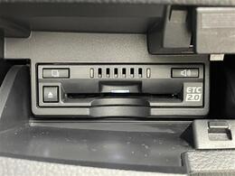 【ETC】有料道路を利用する際に料金所で停止することなく通過できる、ETC車載器（ノンストップ自動料金収受システム機器）が装備されています。セットアップを行うことで利用可能になります。