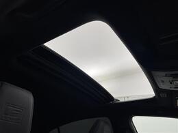 【ムーンルーフ】天井から太陽の穏やかな光や爽やかな風を取り込むことができる、レクサスの「サンルーフ」です！頭上のスイッチでムーンルーフを開閉することができます。