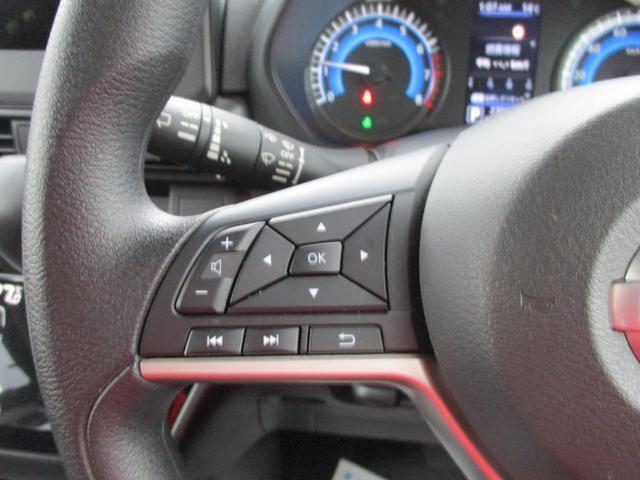 ステアリングには様々なスイッチが付いておりますので運転しながらの操作も楽ちんです！