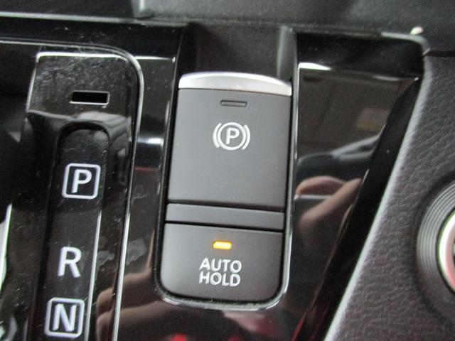 従来のように手で引く方式のサイドブレーキや足踏み式のサイドブレーキに代わって、一定条件のもとにオートで作動、または指先で簡単に操作し、パーキングブレーキを作動したり解除したりすることが可能です