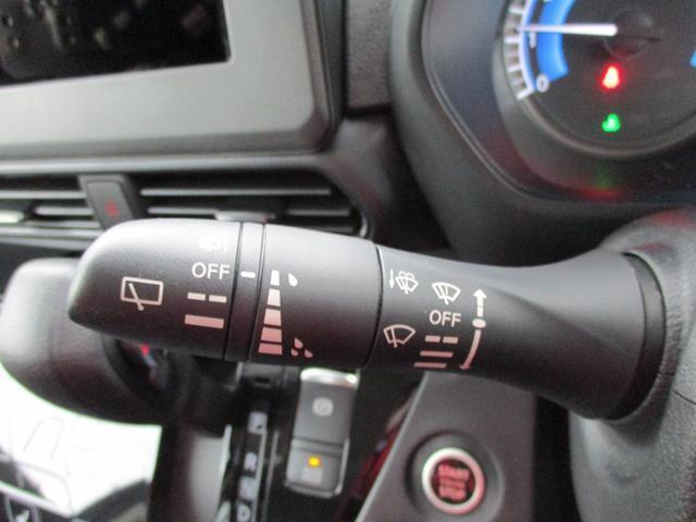 【間欠時間調整ワイパー】通常の連続して、フロントウィンドウの水を払うモードとは別に、数秒おきにワイパーが作動するモードです。作動時間の調整ができるので、雨量によってお好みで調整してくださいね♪