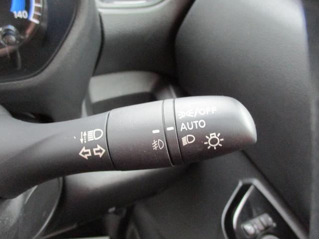 オートライト搭載なので暗くなると自動でライトが付いて便利です！対向車への視認性も向上するので安全面もUPしますね♪