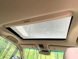 【サンルーフ】開放感たっぷりの希少装備、サンルーフが装着されています！車内に明かりを取り入れたり景色を楽しむ以外にも、車内の空気も簡単に換気できて快適です！