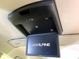【フリップダウンモニター】大画面モニターで後席でもエンタメをお楽しみいただけます。小さなお子様にも大人気の装備です♪