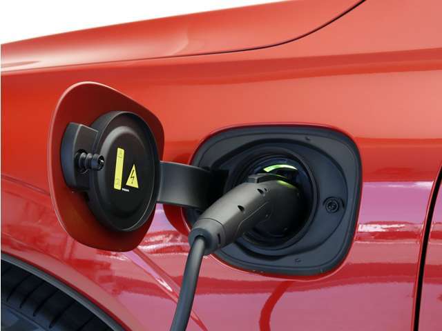 専用コードを接続するだけで簡単に充電が行えます。プラグインハイブリッドモデルRecharge PHEV T6 AWDは、走行中の充電のほか、自宅などに設置された充電機器からの充電が可能です。