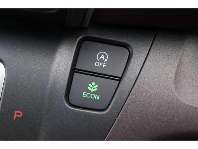 ECONボタンを押せば、エアコンの省エネモードやアイドリングストップ時間の延長で省燃費をサポートします。