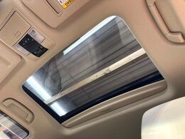 【サンルーフ】開放感たっぷりの希少装備、サンルーフが装着されています！車内に明かりを取り入れたり景色を楽しむ以外にも、車内の空気も簡単に換気できて快適です！