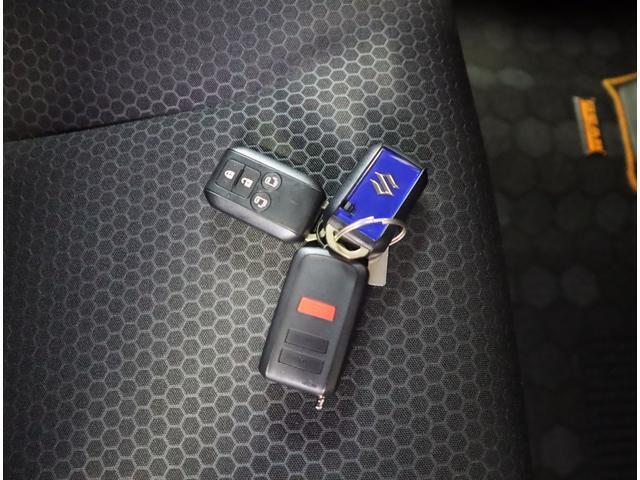 リモコンキーを取り出さなくてもエンジンのON/OFFやドアの開錠・施錠がスイッチ一つで行えるスマートキーです♪