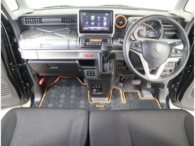 コンテナを思わせるマッチョなデザイン！アウトドアユースでも映えること間違いなしの運転空間です！