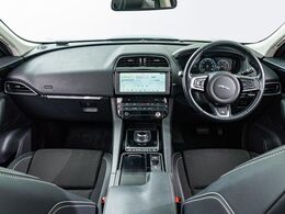 認定中古車　純正19インチAW　MERIDIAN　シートヒーター　フル液晶メーター　パワーテールゲート　メモリ付きパワーシート　全周囲カメラ　ジャガードライブコントロール　パドルシフト