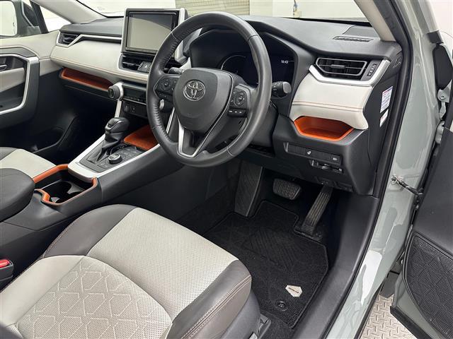 【運転席】座り心地が良いシートなので長時間の運転でも快適にお過ごしいただけます。新品のフロアマットのご注文も可能です。掲載箇所以外にご希望の写真がございましたらお気軽にお問い合わせ下さい。