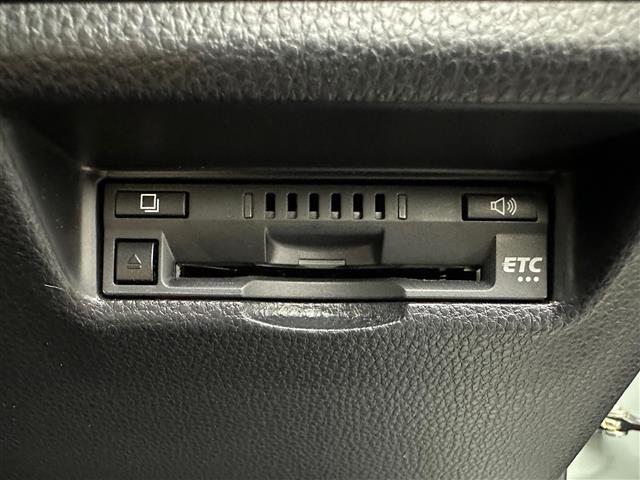 【ETC】有料道路を利用する際に料金所で停止することなく通過できる、ETC車載器（ノンストップ自動料金収受システム機器）が装備されています。セットアップを行うことで利用可能になります。