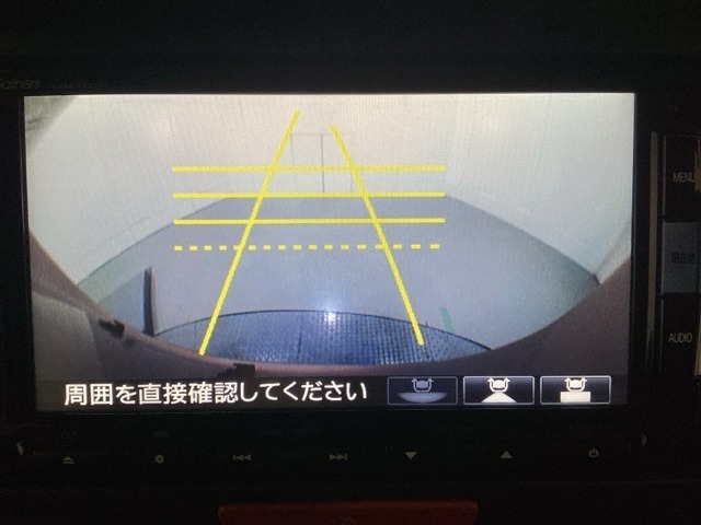 バックでの車庫入れも安心です！　リアカメラが付いているバックモニター付のナビを装備しております。操作線もついており距離感も画面から確認できます。