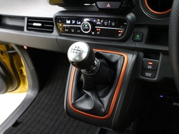 【フロア6速MT】短いストロークで操作フィールのよいシフト！