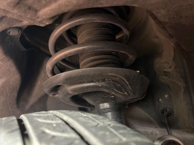 お車を安心してお乗りいただく為には、足回りの定期点検が欠かせません。サービスサポート（有償保証）では無料点検もご提供しており、安心のカーライフをお過ごしいただけるサポート体制が整っています。