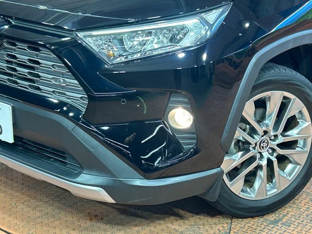 【LEDヘッドライト】悪天候や夜間走行時も良好な視界を確保し安心して運転できる高輝度LEDヘッドライトを装備！点灯速度が早く、消費電力も抑えられています。
