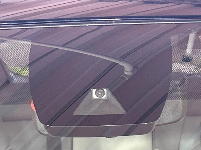 【トヨタセーフティセンス】走行中に前方の車両等を認識し、衝突しそうな時は警報とブレーキで衝突回避と被害軽減をアシスト。より安全にドライブをお楽しみいただけます。