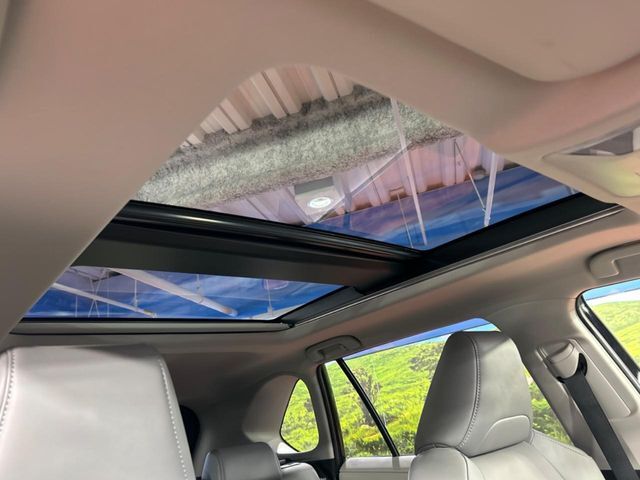 【サンルーフ】開放感たっぷりの希少装備、サンルーフが装着されています！車内に明かりを取り入れたり景色を楽しむ以外にも、車内の空気も簡単に換気できて快適です！