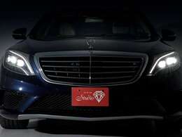 2種類のレーダーとステレオカメラの情報を統合解析し、セーフティードライブをアシストするインテリジェント・ドライブも装備されています。フロントバンパーのリップ上のメタルマテリアルが高級感を上げています。