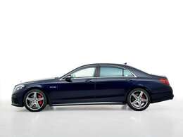 全長：5295× 全幅：1915× 全高：1500mmの堂々たるボディサイズになります。きれいな色目のアンスラサイトブルーメタリックにREDキャリパーがさし色できれいなデザインです。