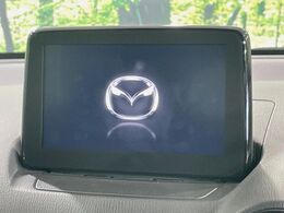 【マツダコネクトナビ】車内の雰囲気にマッチした一体型タイプのナビ。各種車輌設定やBluetooth再生等、様々な機能が楽しめます。直感的なダイヤル操作が可能で、使い勝手も良好です。