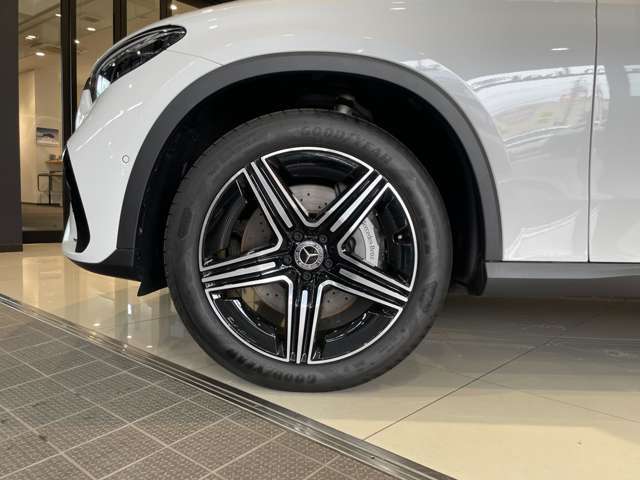車両は屋内展示しておりますので天候に関係なくごゆっくりコンディションご確認頂けます。車両を倉庫へ保管している場合が御座いますのでご来店前に在庫確認頂けると幸いです。TEL072-784-8800