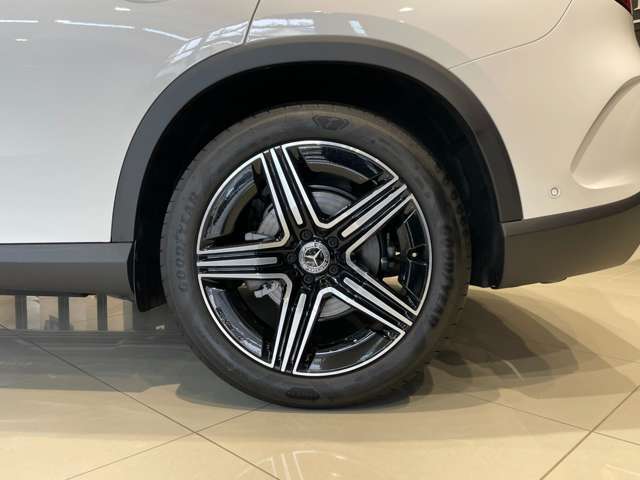 車両は屋内展示しておりますので天候に関係なくごゆっくりコンディションご確認頂けます。車両を倉庫へ保管している場合が御座いますのでご来店前に在庫確認頂けると幸いです。TEL072-784-8800