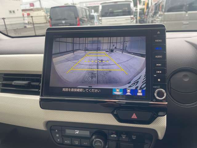 カーナビ付きです。カーナビの機能や保証につきましては、担当スタッフまでお尋ねください。