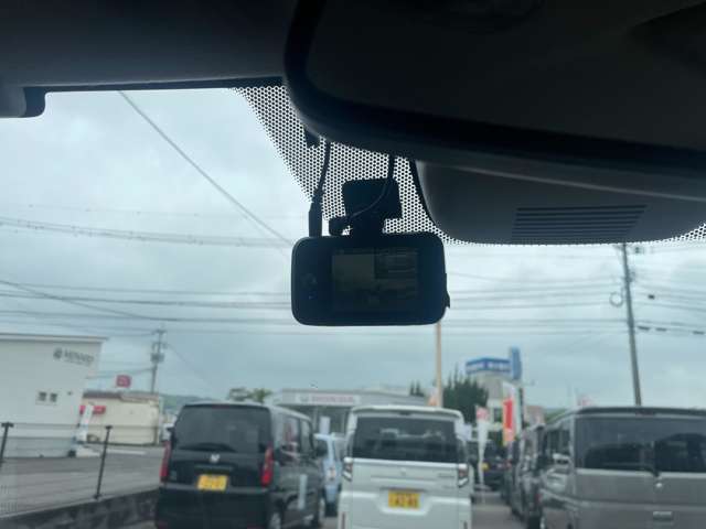 現在の車社会に必須なドライブレコーダーは装着済みです。