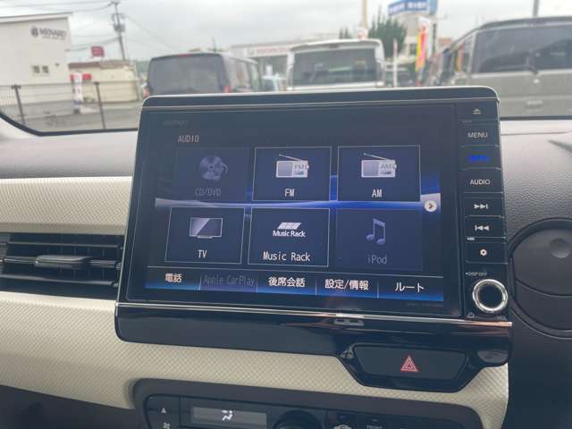 カーナビ付きです。カーナビの機能や保証につきましては、担当スタッフまでお尋ねください。