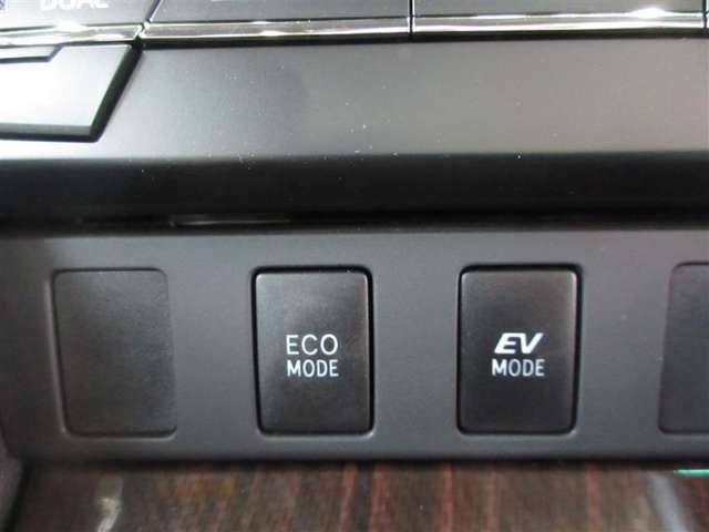 ハイブリッドモードの切り替えスイッチです。さらに燃費を改善するECOモード、モーターだけで走れるEVモード付。