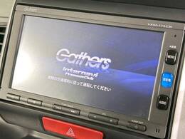 【純正ナビ】人気の純正ナビを装備しております。ナビの使いやすさはもちろん、オーディオ機能も充実！キャンプや旅行はもちろん、通勤や買い物など普段のドライブも楽しくなるはず♪