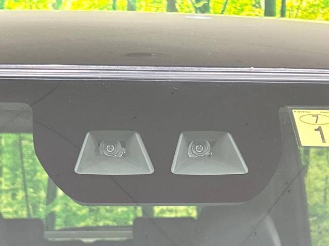 【スマートアシスト】走行中に前方の車両等を認識し、衝突しそうな時は警報とブレーキで衝突回避と被害軽減をアシスト。より安全にドライブをお楽しみいただけます。