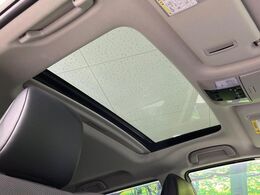 【サンルーフ】開放感たっぷりの希少装備、サンルーフが装着されています！車内に明かりを取り入れたり景色を楽しむ以外にも、車内の空気も簡単に換気できて快適です！