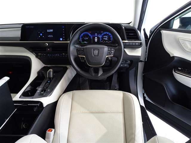 革巻きステアリングで快適な操作性の運転席です。