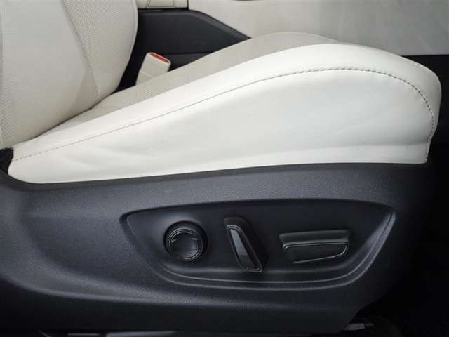 パワーシート搭載。微妙な調整が手軽にでき、ピッタリのポジションで運転することが可能です。