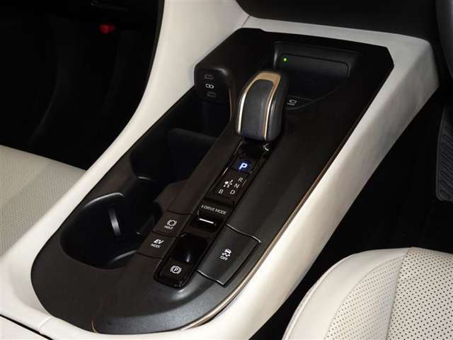電動パーキングブレーキ・ブレーキホールドを装備してます。ホールド機能は信号待ちが多い一般道で疲労軽減になり、大好評です！