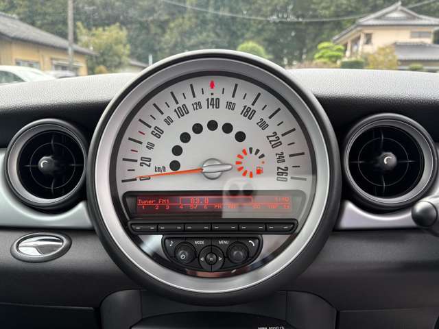 MINIのアイデンティティーともいえるセンターに配された大きな丸形メーター♪オシャレなデザインで外から見ても中から見ても楽しくなるのがMINIのいいところです♪