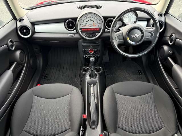 内装はブラックを基調としたシックで落ち着いた雰囲気の車内になっております♪パネルやスイッチ類には目立つキズや汚れ等も無くキレイな状態です♪