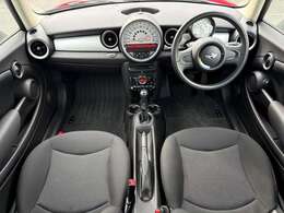 内装はブラックを基調としたシックで落ち着いた雰囲気の車内になっております♪パネルやスイッチ類には目立つキズや汚れ等も無くキレイな状態です♪