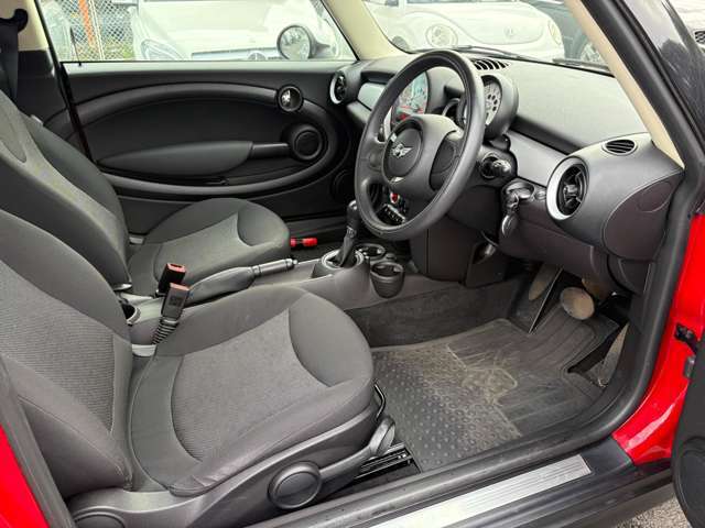 運転席は足元も広々♪シートリフターも装備されておりますので運転しやすいポジションに調整出来ます♪安全運転はまず正しい姿勢から♪