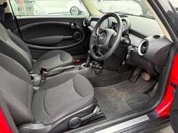 運転席は足元も広々♪シートリフターも装備されておりますので運転しやすいポジションに調整出来ます♪安全運転はまず正しい姿勢から♪